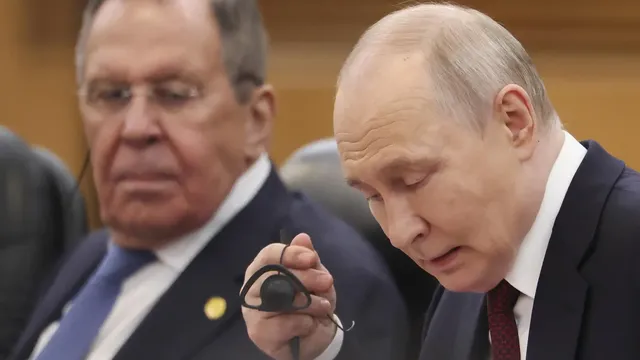 Russia threatens new strikes on Kyiv and urges diplomats to leave