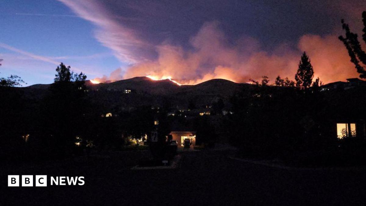 Nearly 90,000 told to evacuate as wildfire approaches Reno, Nevada