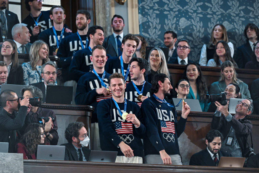 U.S. men's hockey team receives standing ovation during State of the Union address
