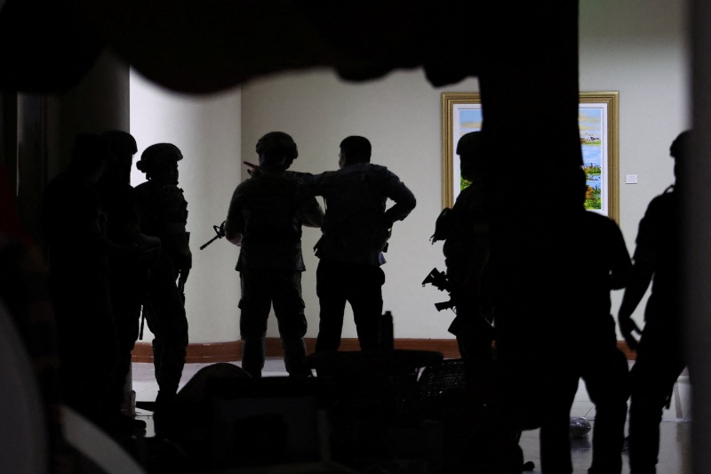 Gunshots fired as chaos erupts at Philippine Senate