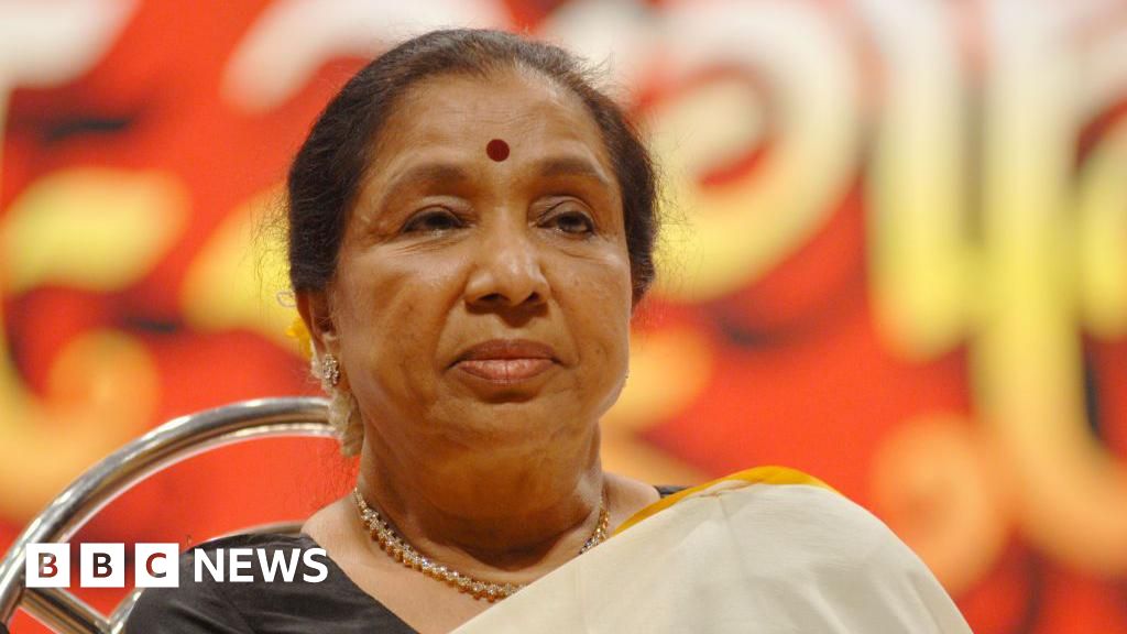 Celebrities and fans pay tributes to Asha Bhosle