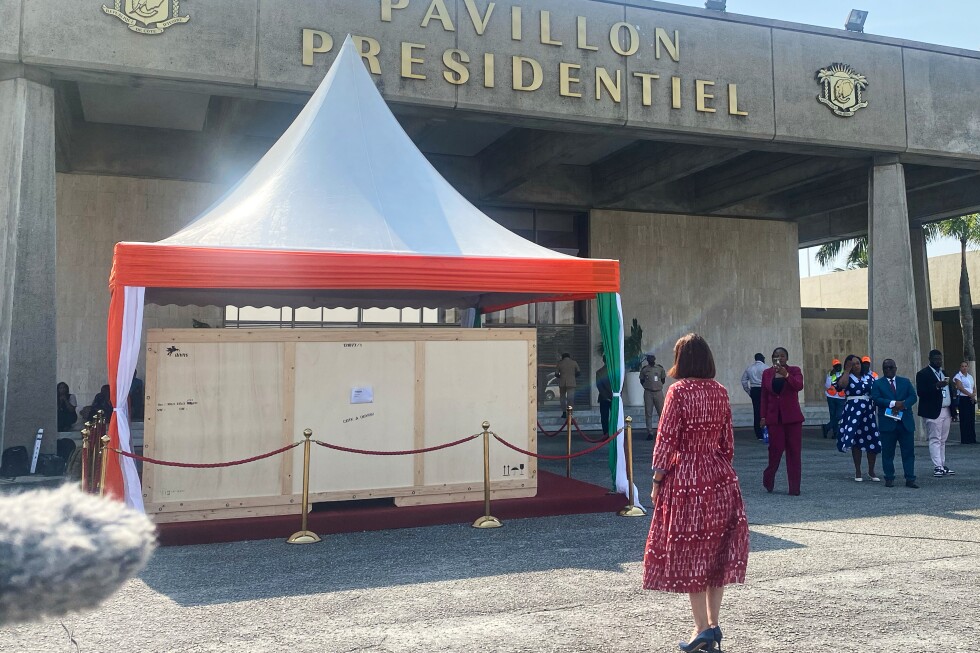 France returns a sacred drum looted during the colonial era to Ivory Coast
