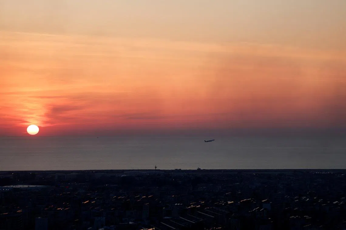 As war spreads, airline pilots contend with drones, missiles – and stress