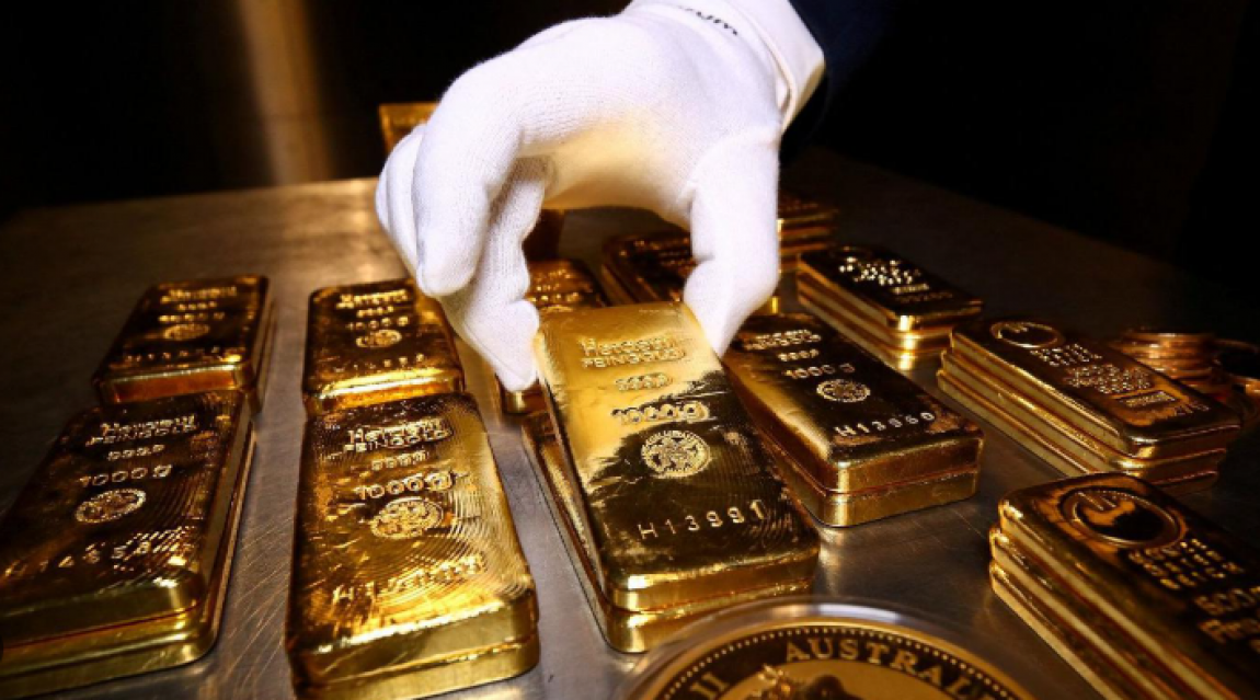 Gold falls from three-week high on profit-booking, firm dollar