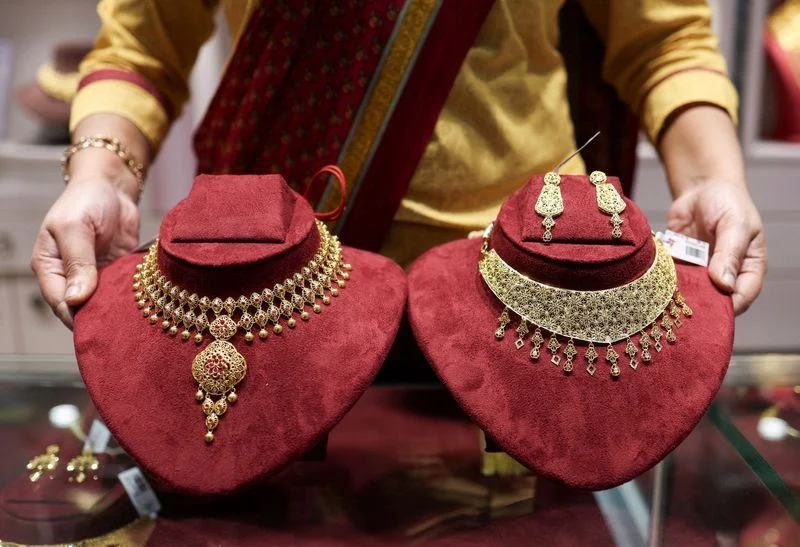 Gold steadies after hitting over 1-1/2-month low on robust yields