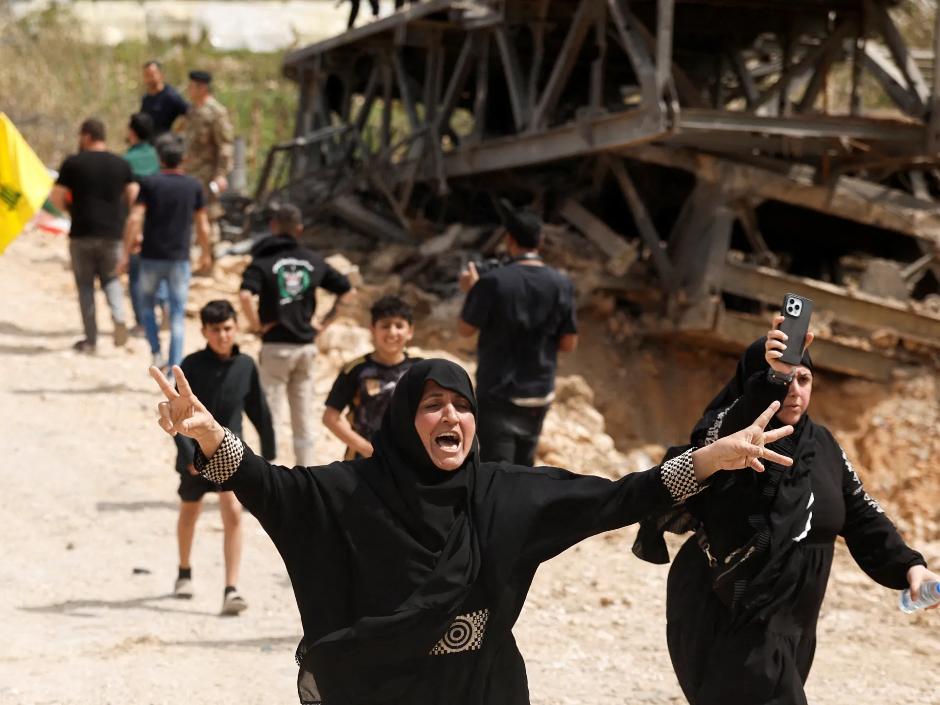 Lebanese return to devastated south as fragile 10-day truce takes hold