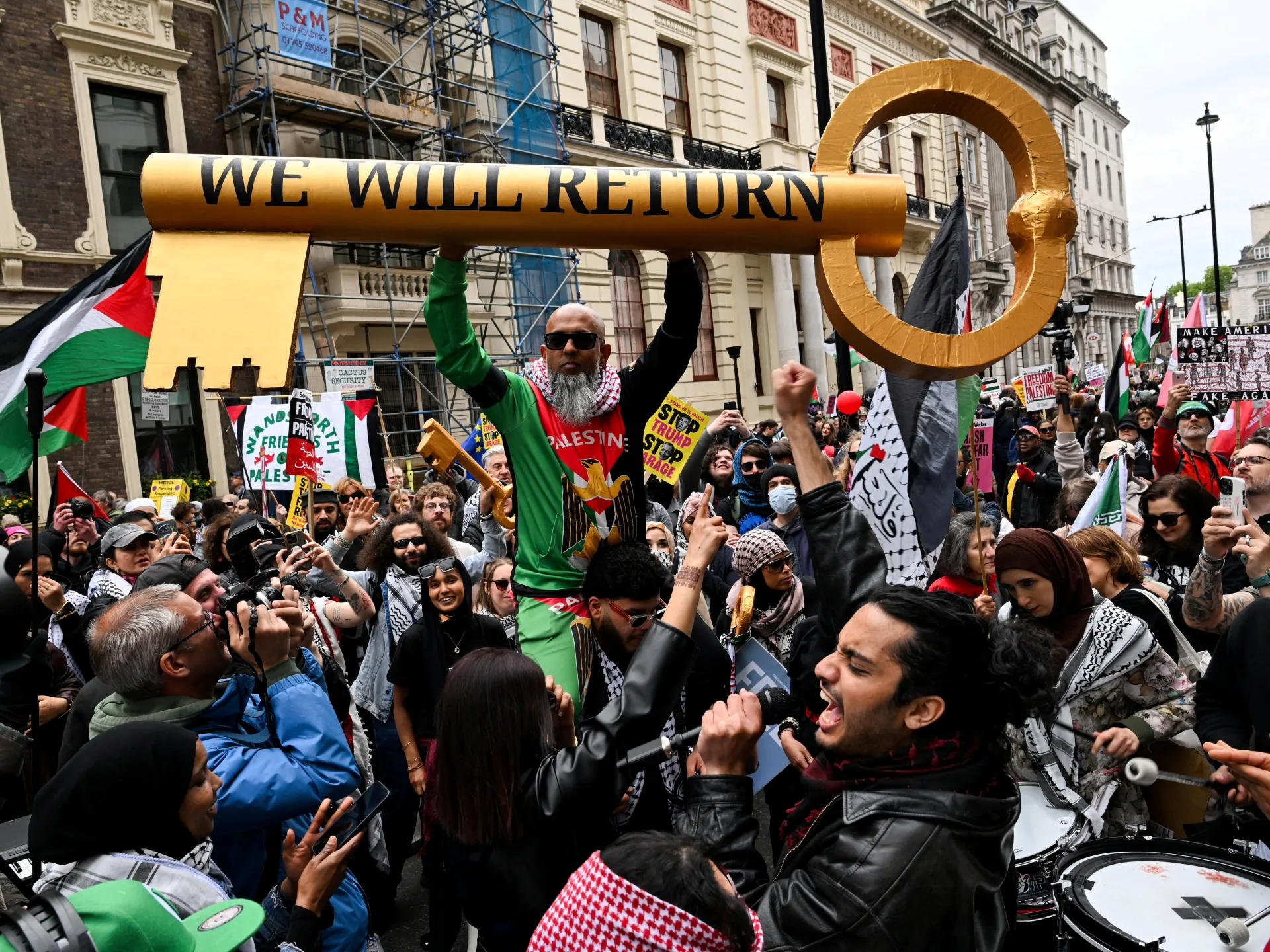 Tens of thousands march in London in far-right and pro-Palestine protests