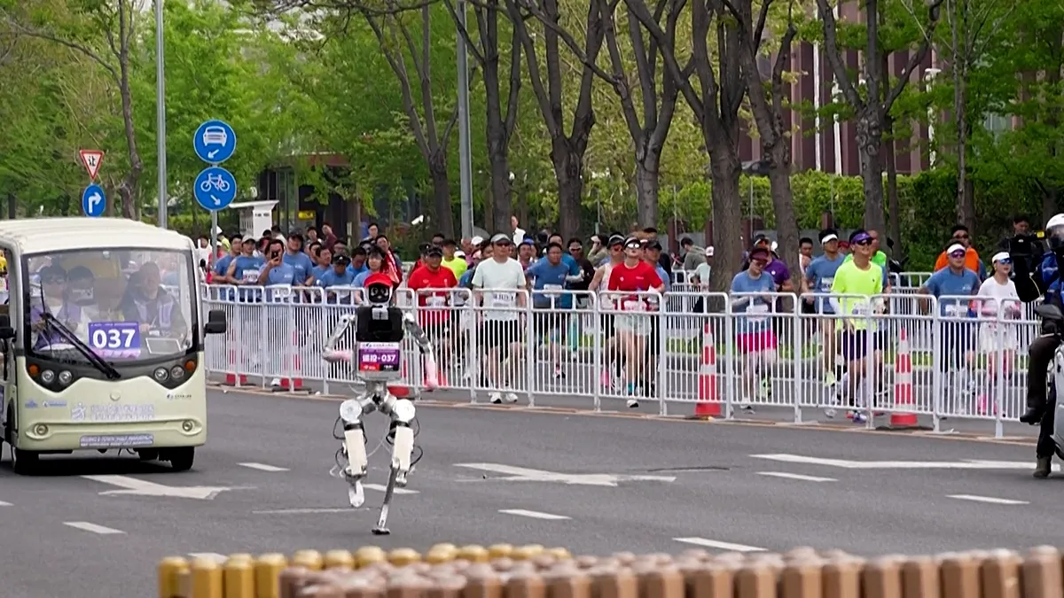 Video. China hosts humanoid robots in Beijing half marathon