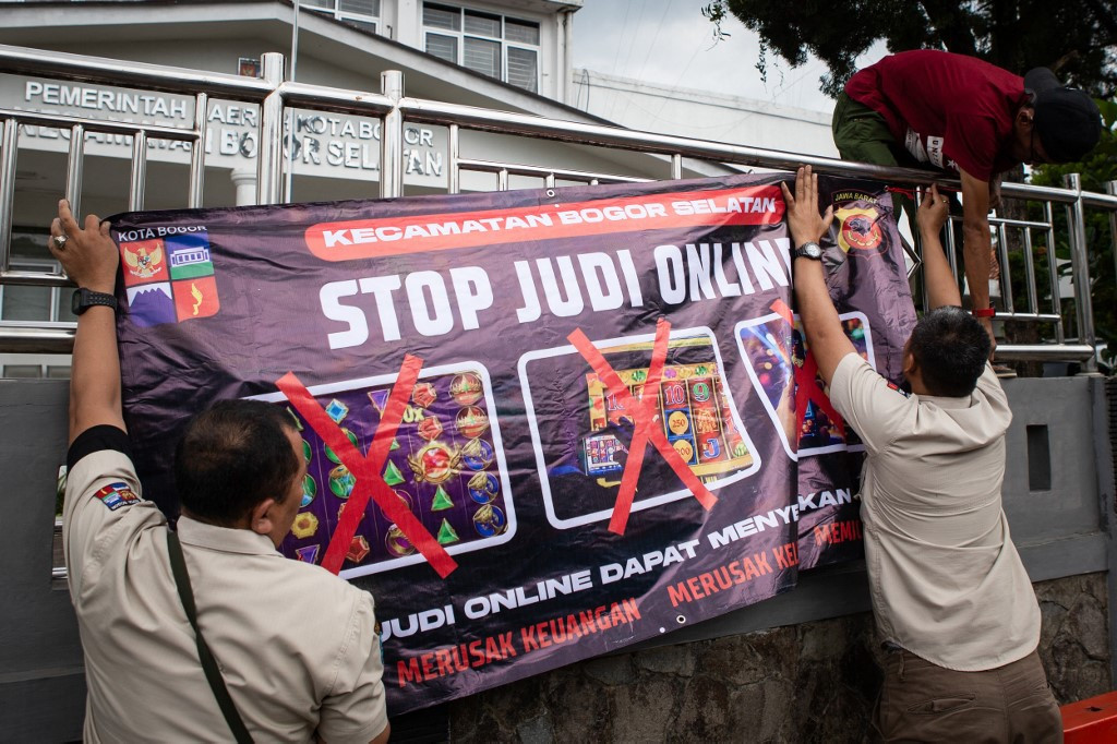 Police raid Cambodian online gambling den in Medan, detain 19