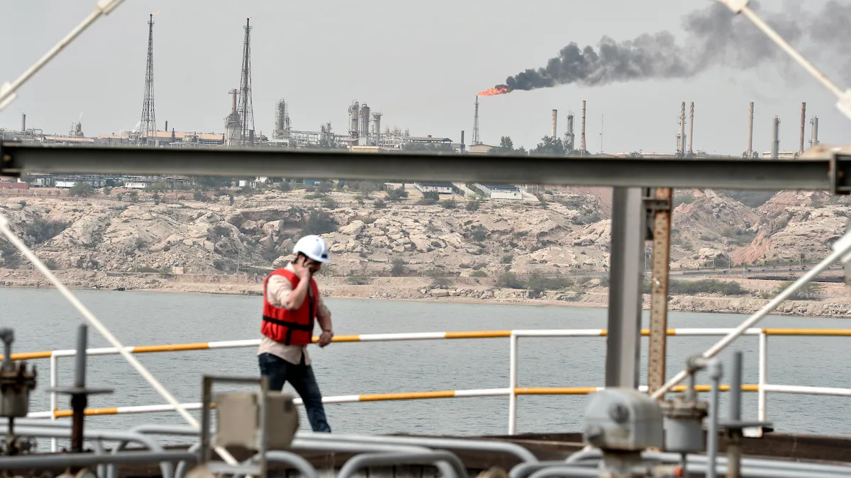 Trump pide crear una flota internacional que proteja el estrecho de Ormuz tras bombardear la estratégica isla de Jarg