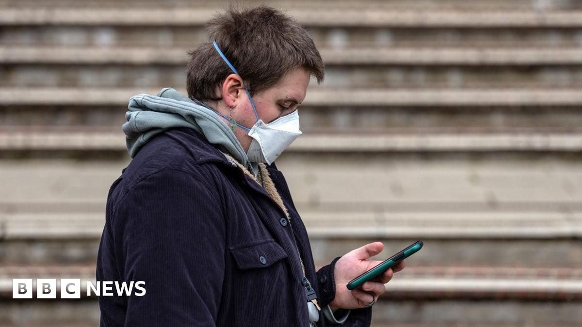 What are the symptoms of meningitis and how is it spread?