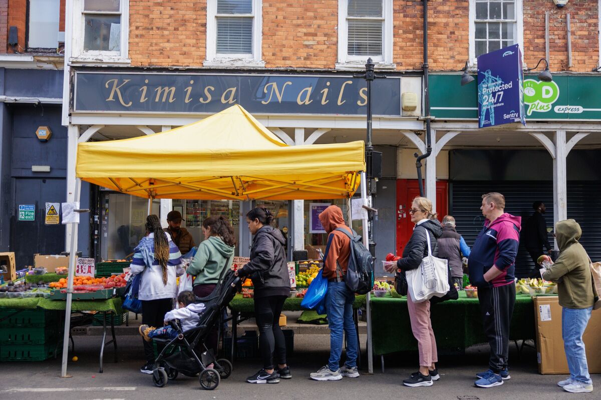 UK Consumer Sentiment Falls to Lowest Since 2023, GfK Says