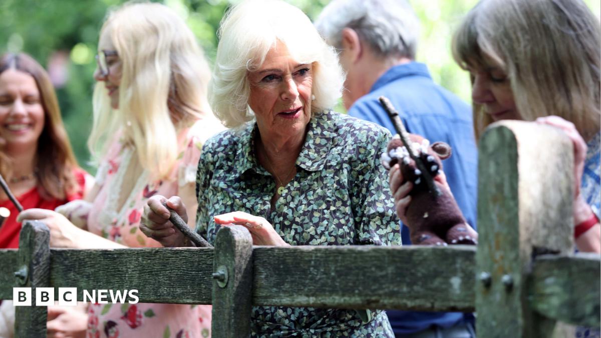 Queen marks Pooh centenary by playing poohsticks