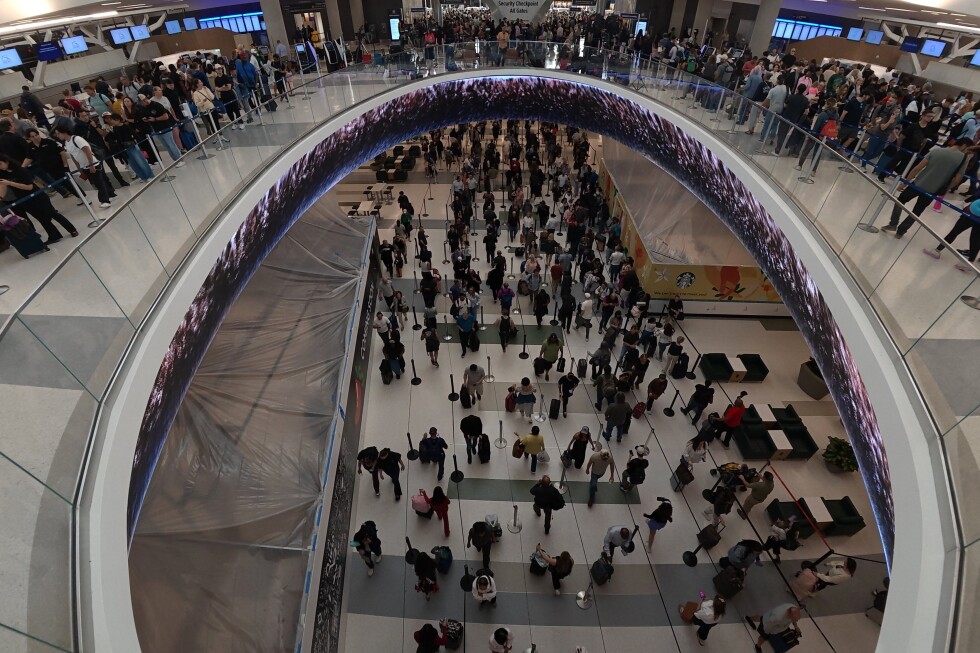 Trump says he'll sign order to pay TSA agents as Senate works into the night on funding deal