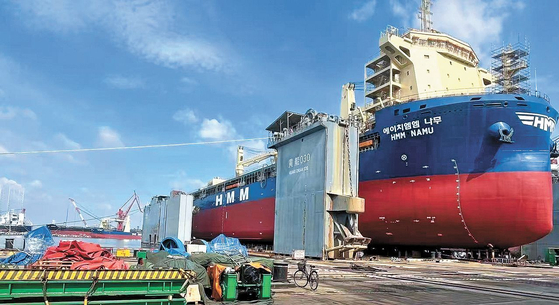 Gov't continues inspection into fire on Korean-operated vessel in Strait of Hormuz
