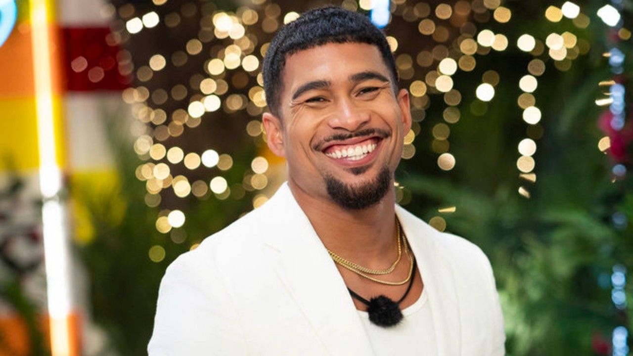 A Love Island Star's Mom Clapped Back At Mayor Who Is Mad Cop Quit To Be On The Reality Show
