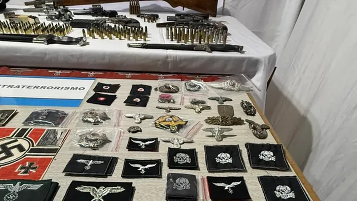 Ofrecía indumentaria militar por internet y descubrieron armas, municiones y simbología nazi