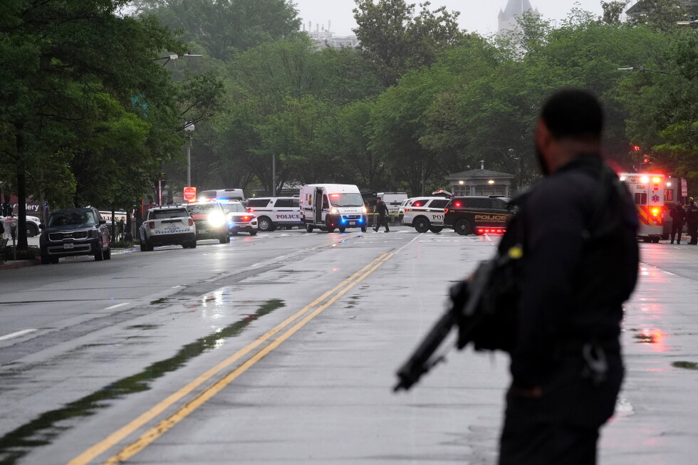 Suspect dead after approaching White House checkpoint with weapon, Secret Service says