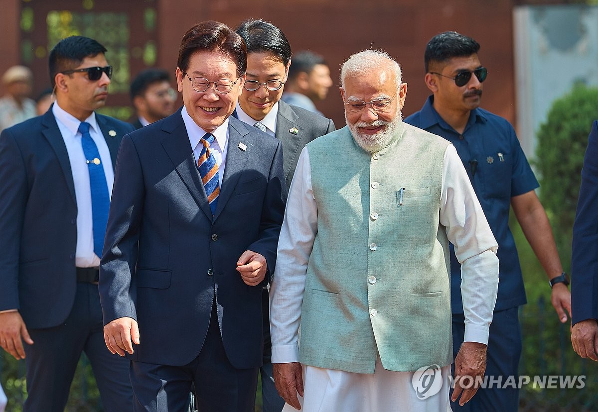 Lee holds summit with Indian PM Modi on economic ties, supply chains