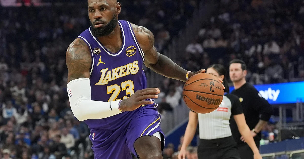 LeBron's 26 points, 11 assists lead Lakers past Warriors 119-103 as Curry sits
