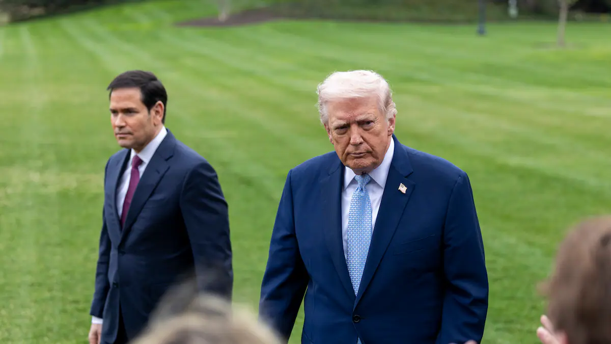 Trump refuerza su presión sobre Irán y amenaza con atacar sus centrales eléctricas si no abre el estrecho de Ormuz en las próximas 48 horas