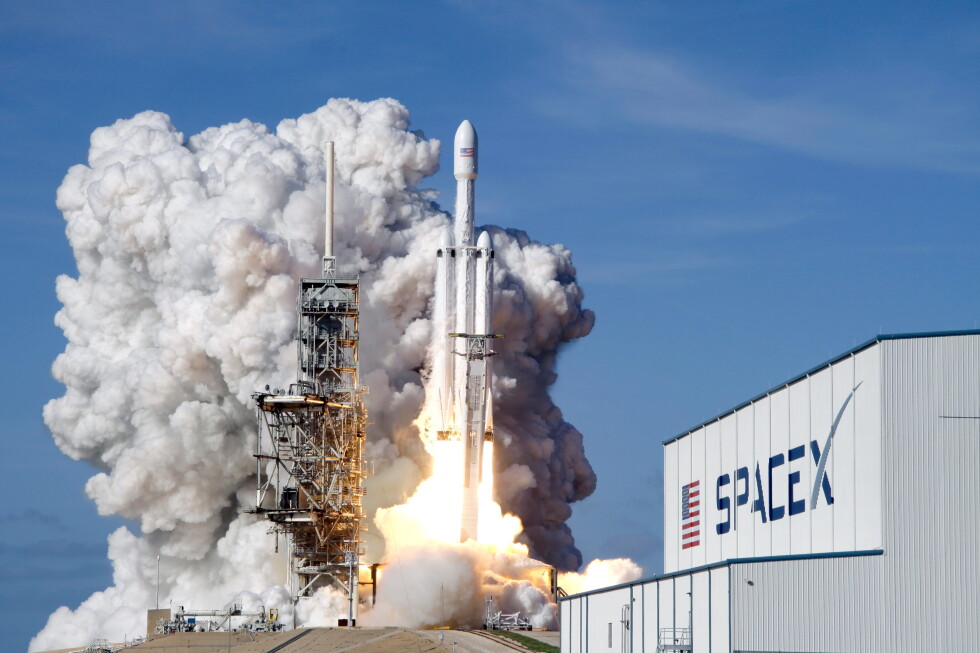 SpaceX wants regular investors to help its stock launch. Here's what to know before clicking 'buy'