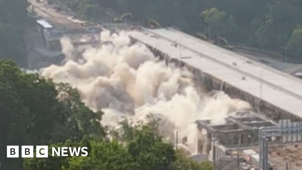 Pittsburgh bridge demolished in dramatic explosion