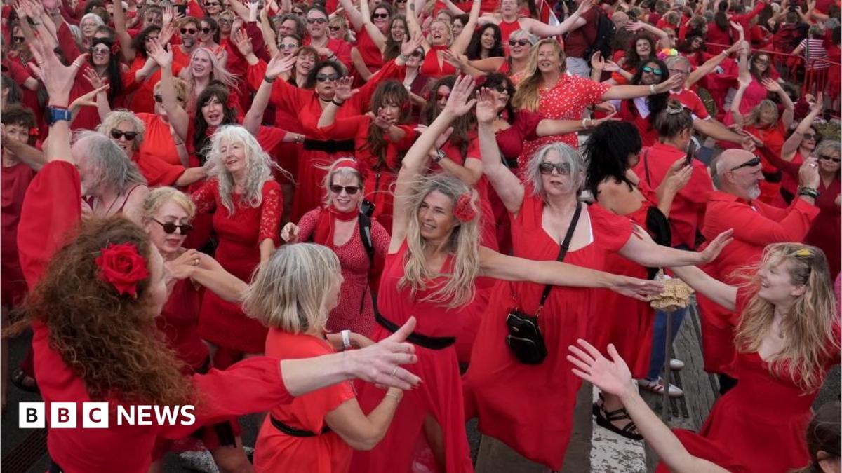It's me, Cathy – thousands pay tribute to Kate Bush classic