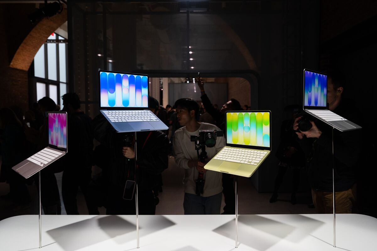 Apple Sales Forecast Tops Estimates Even as Mac Shortages Linger