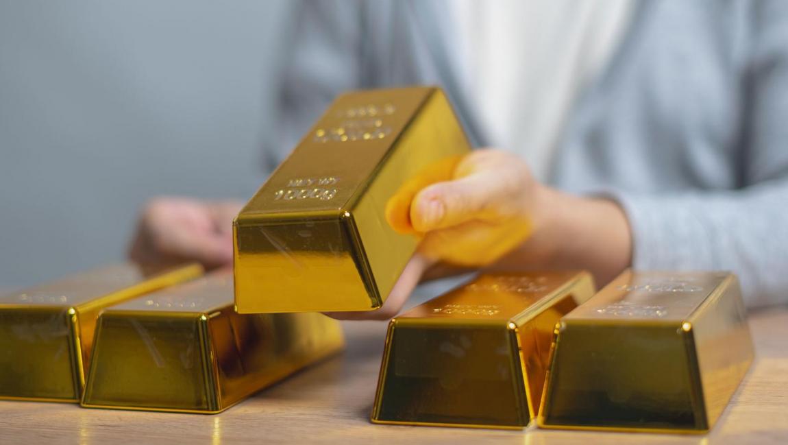 Gold hits three-week low with US-Iran talks, central bank decisions in focus