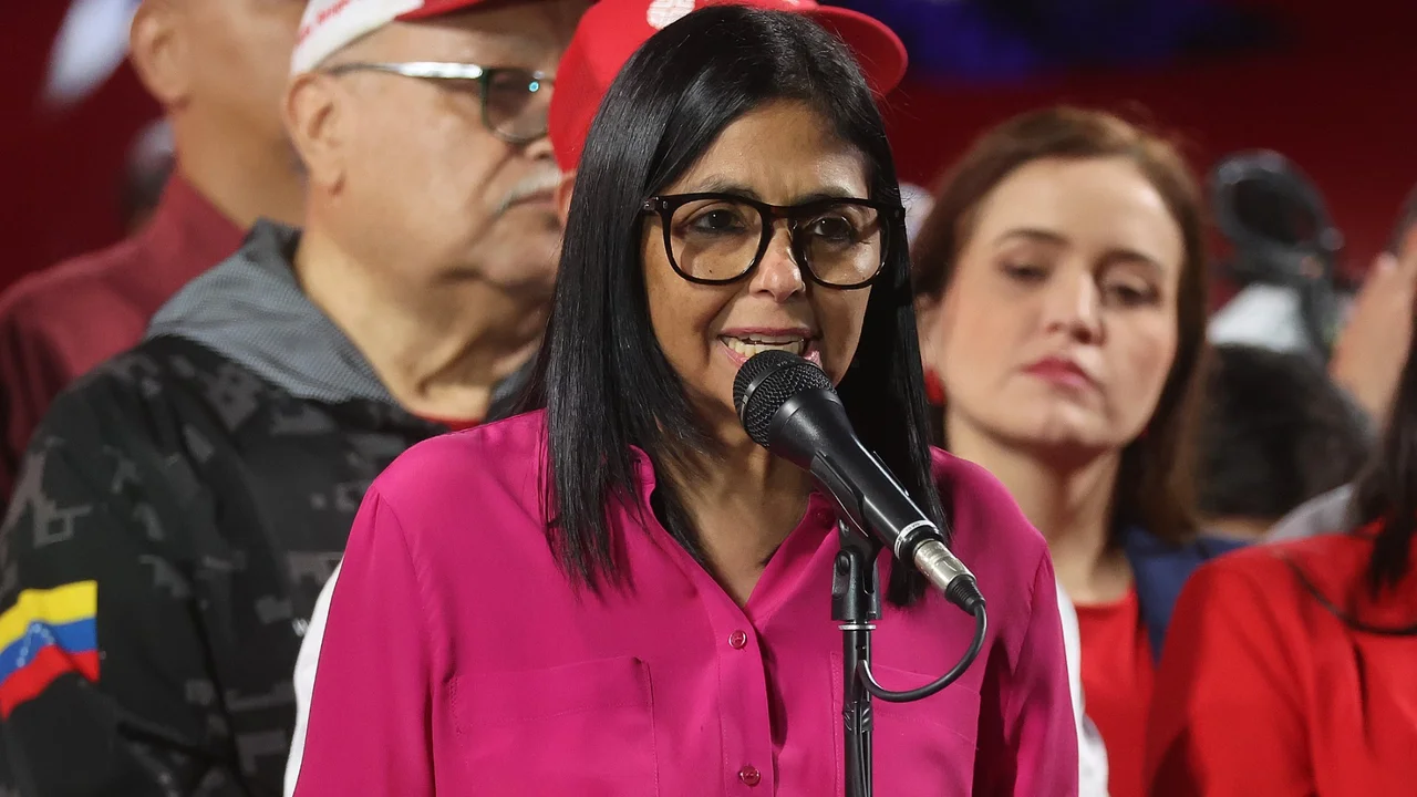 Reuters informa que EE. UU. está preparando una acusación penal contra Delcy Rodríguez, mientras que el subsecretario de Justicia niega la información