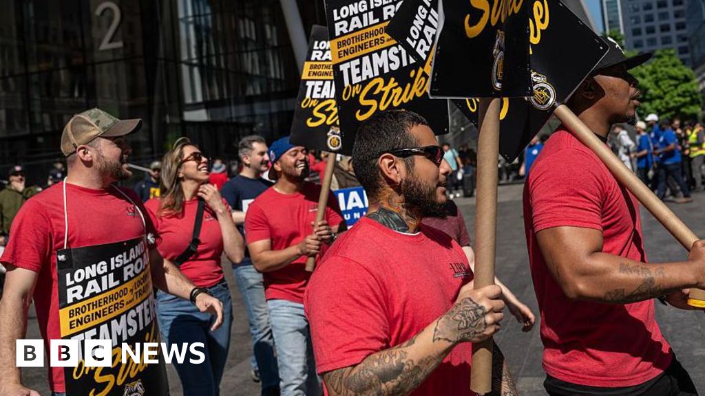 New York rail commuter chaos may be averted as unions and management head to mediation