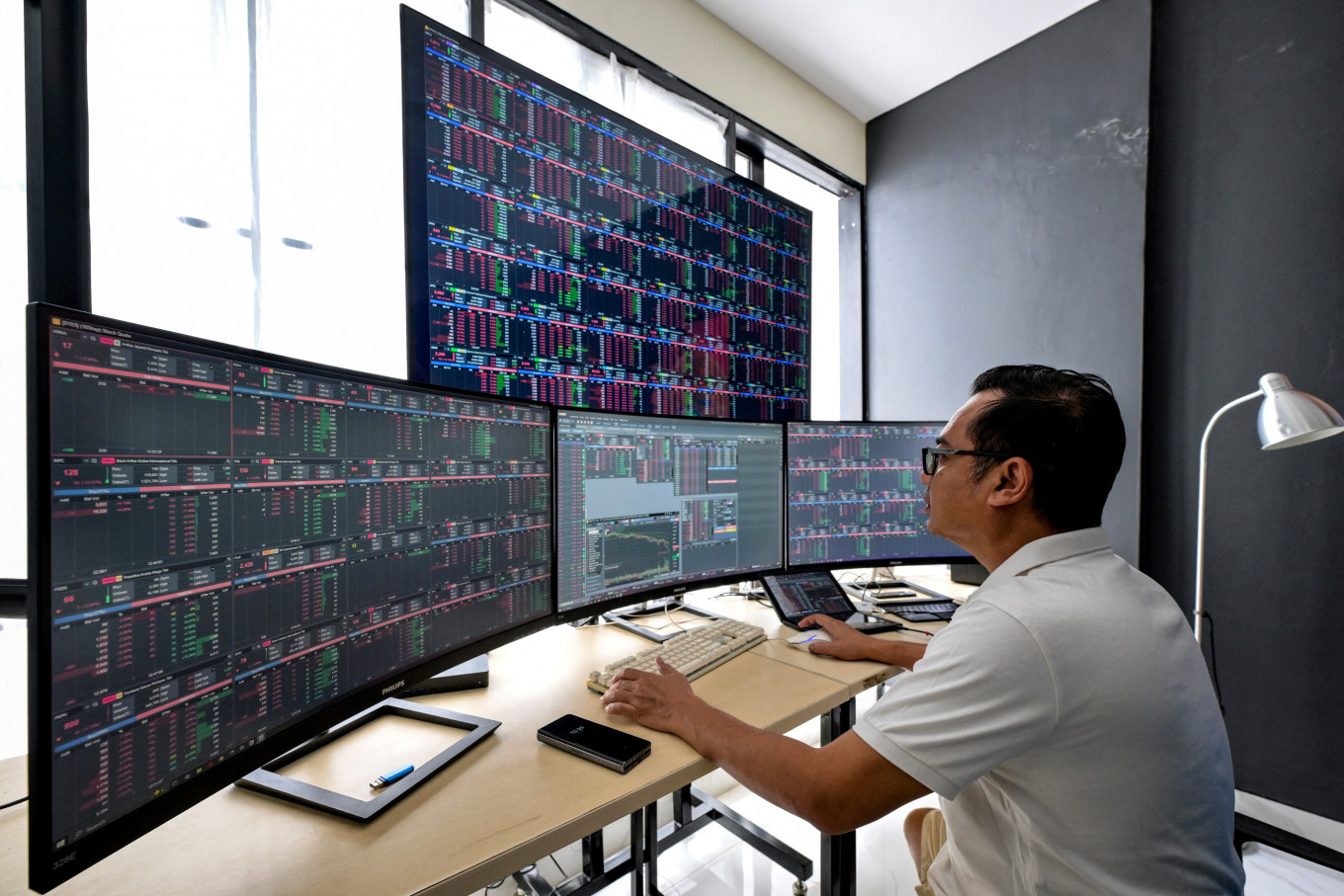 Stocks gain in Asia, oil flat amid new Gulf proposals