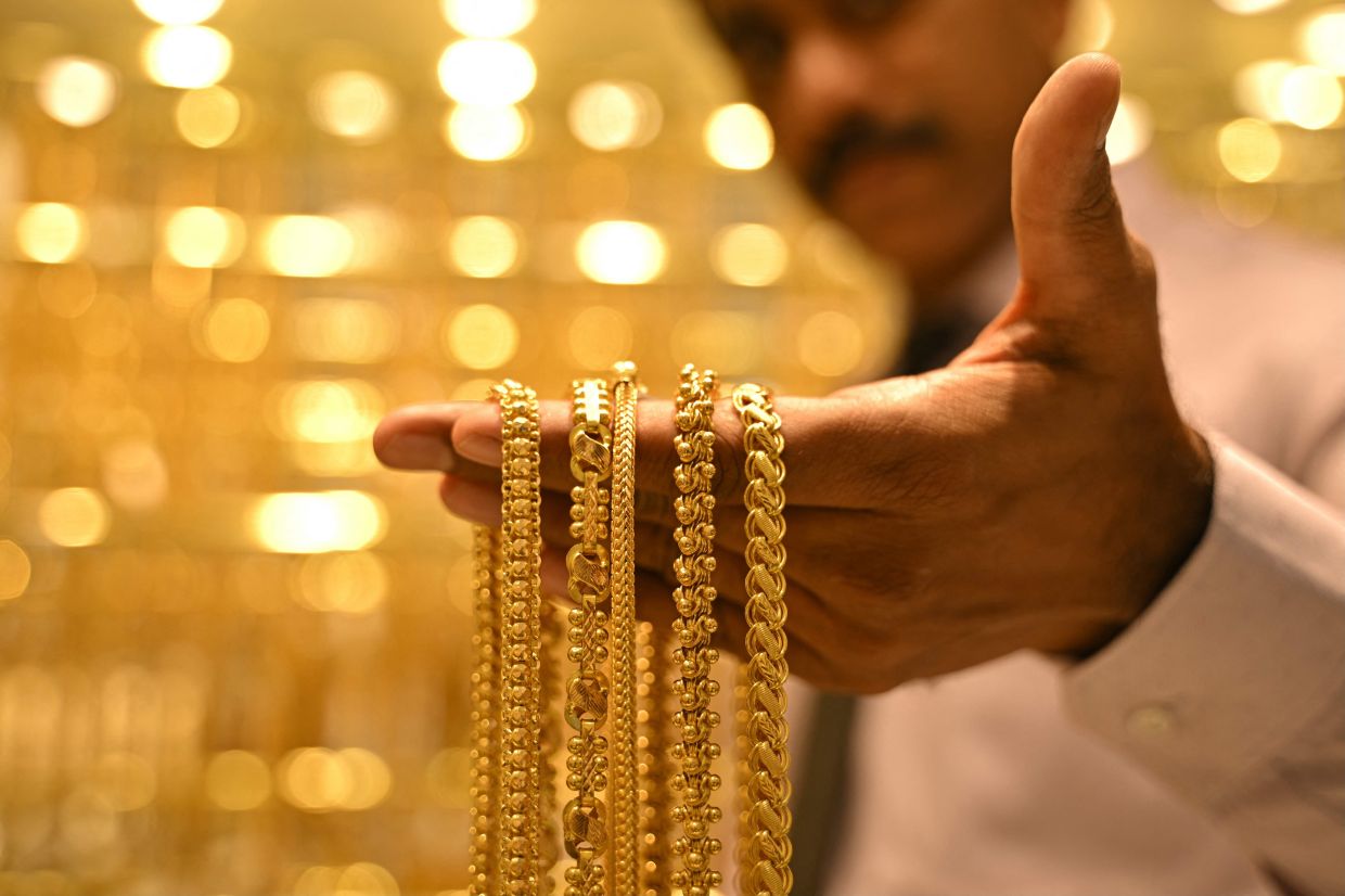 Gold falls from three-week high on profit-booking, firm dollar