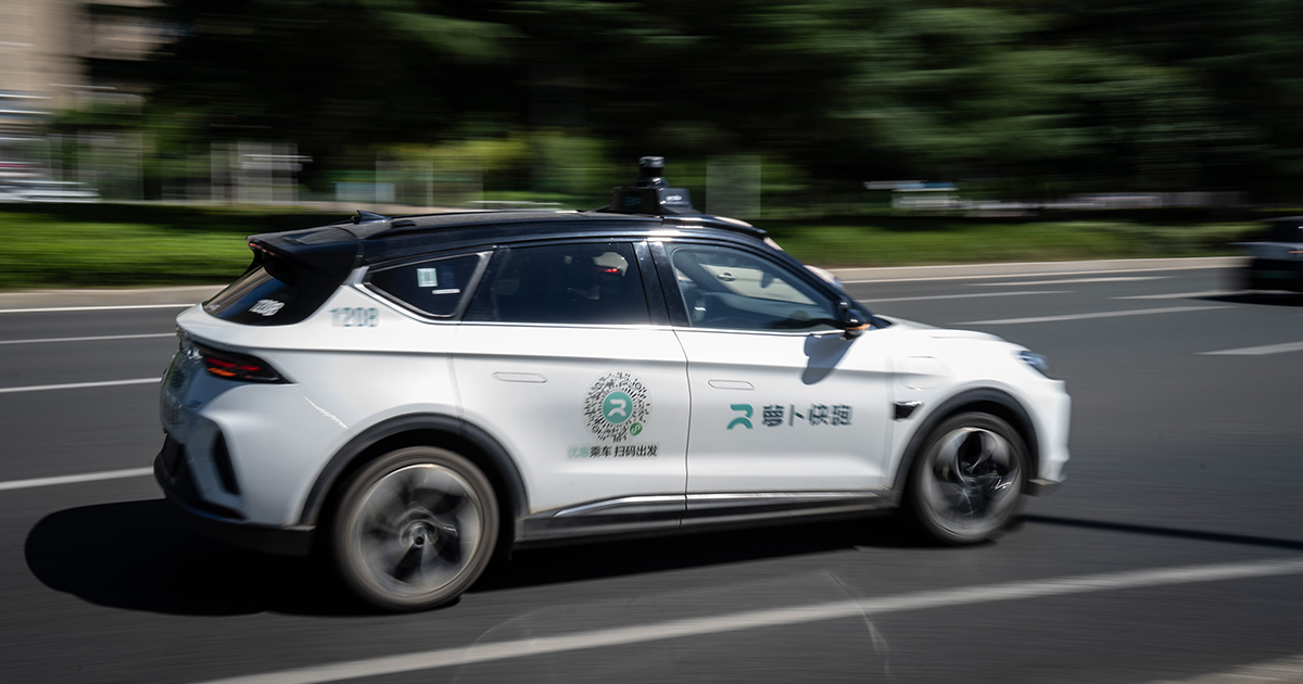 Passengers Stranded as 100 Robotaxis Halt in Traffic