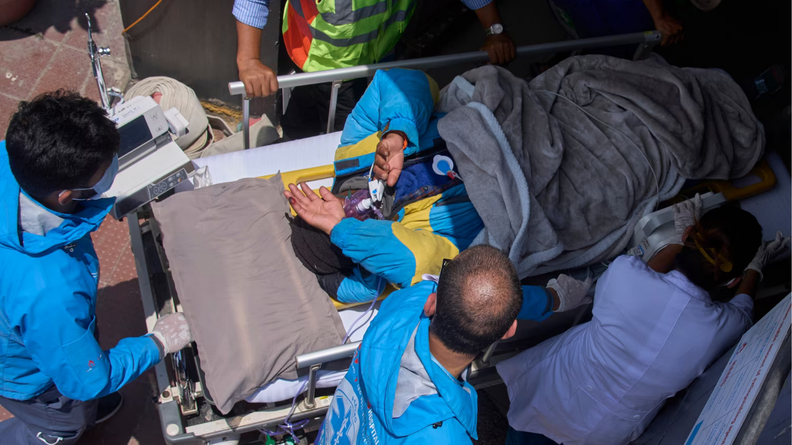 'Astonishing': Sherpa missing for 6 days on Mount Everest found alive