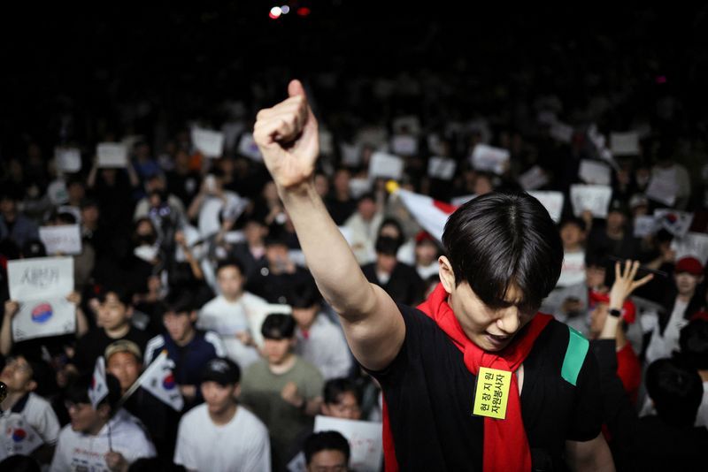 Thousands demand South Korea vote re-run after ballot shortage