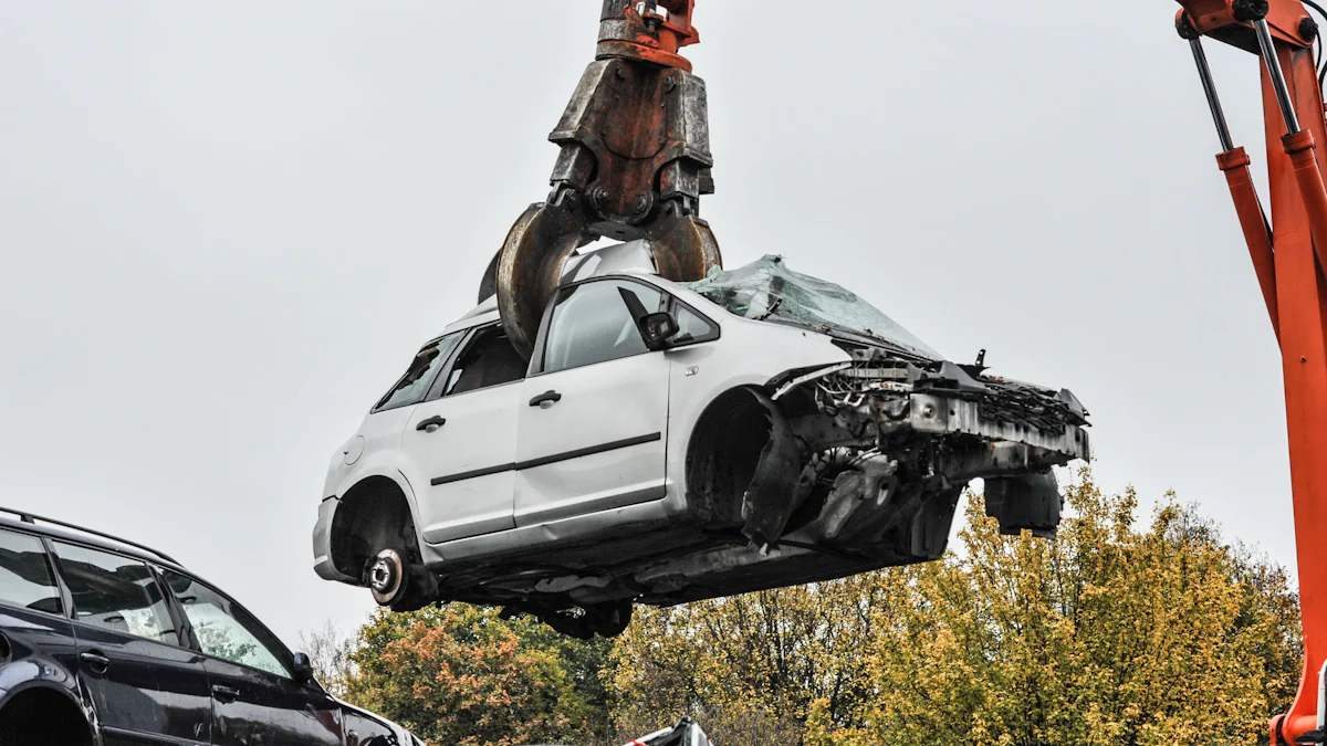 München: Mann im Auto auf Schrottplatz von Bagger zu Tode gequetscht