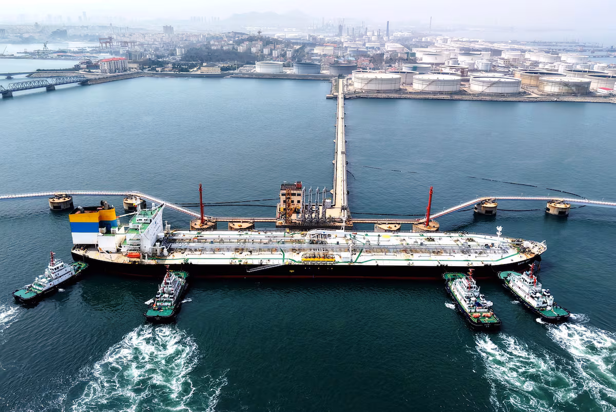El barril de petróleo repunta tras el ataque de Irán a Israel
