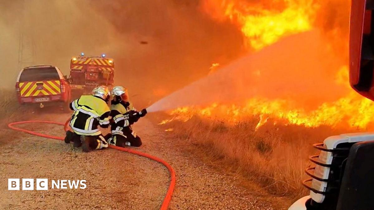 Wildfires in south-west France flare up as region braces for new 40C heatwave