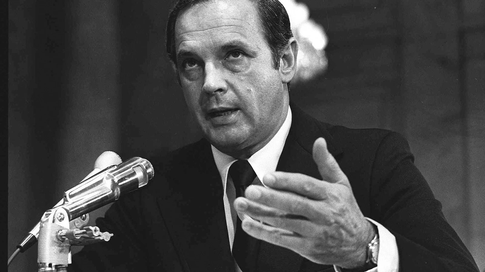Alexander Butterfield, the Nixon aide who disclosed Watergate tapes, dies at 99