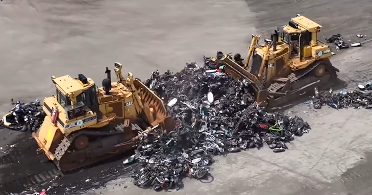 La policía de Nueva York destruyó 200 scooters ilegales tras ola de delitos