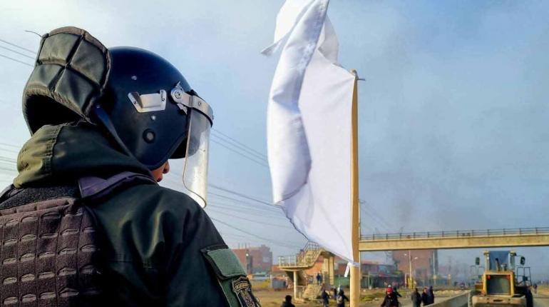 Un minibús del Ministerio de Gobierno fue atacado y quemado, en él iban periodistas, salvaron la vida