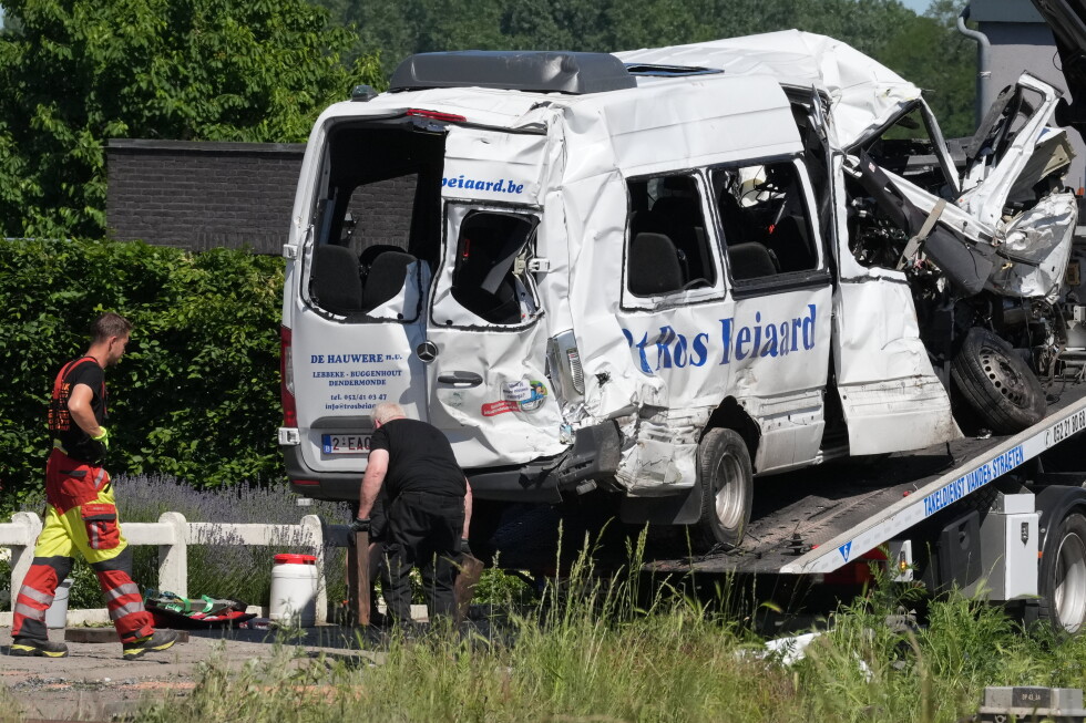4 dead, 5 injured in a crash between a train and a school bus in Belgium