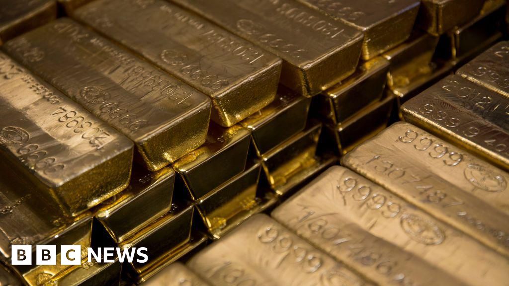 Ex-CIA official accused of stashing $40m in gold bars is 'master manipulator', prosecutors say