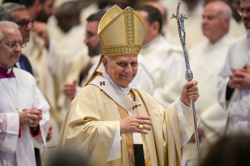 Pope prays with Archbishop of Canterbury Sarah Mullally in historic encounter, vows dialogue