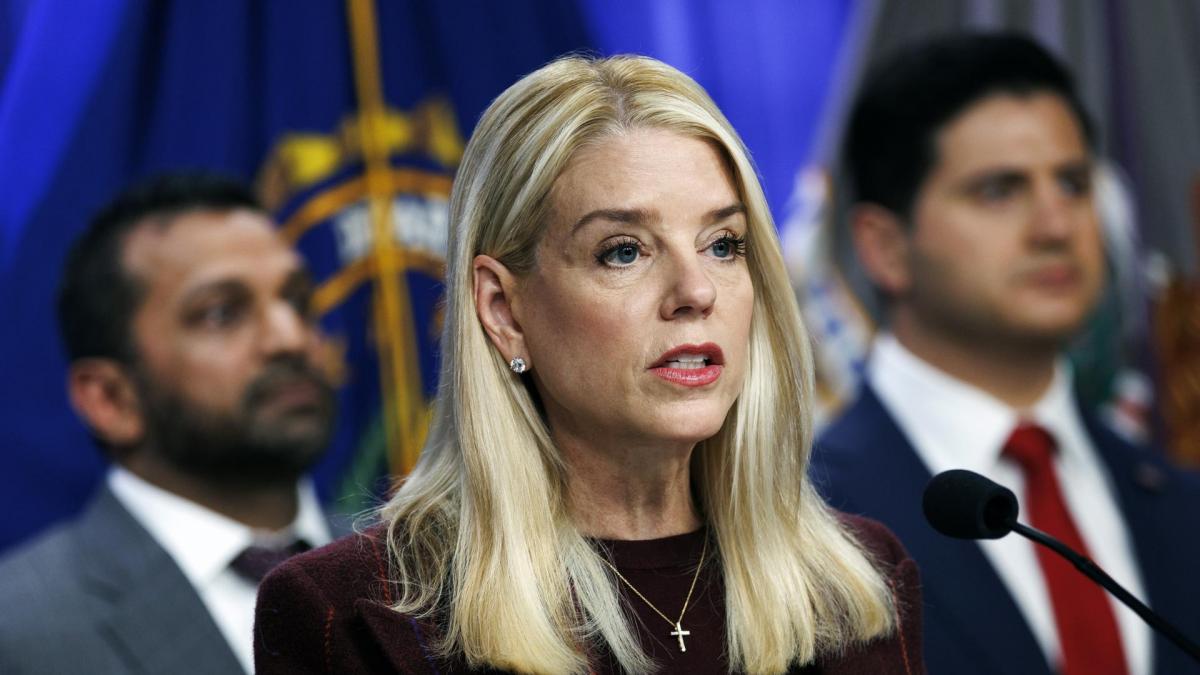 Trump destituye a la fiscal general de EEUU, Pam Bondi