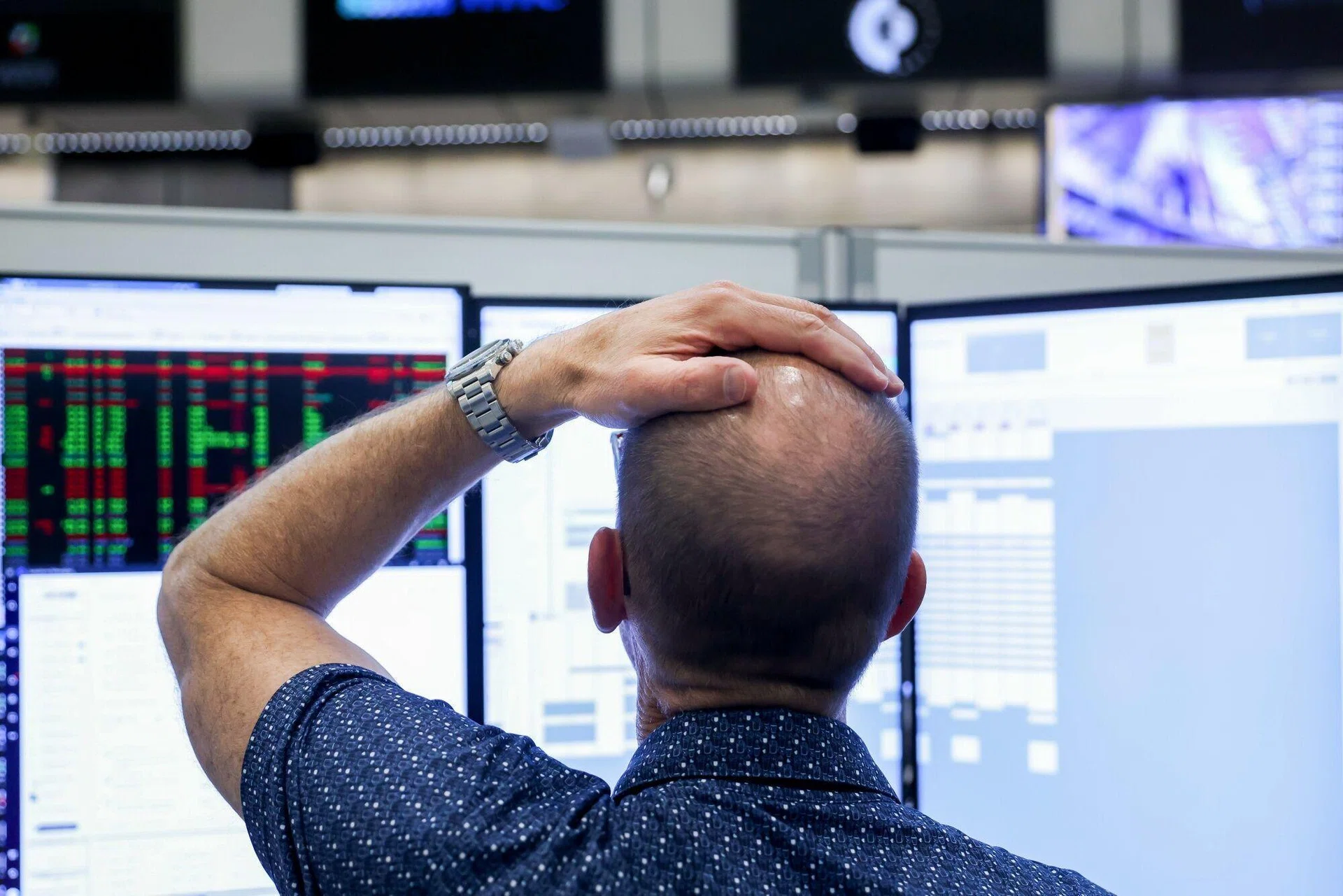 Wall Street indexes fall more than 1%, hit by tech, Iran war worries