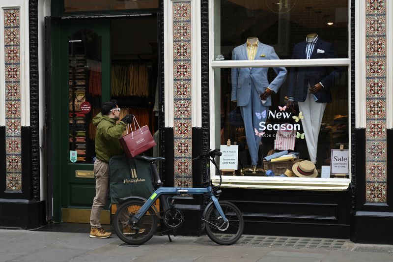 UK drivers' dash for fuel at start of Iran war boosts retail sales