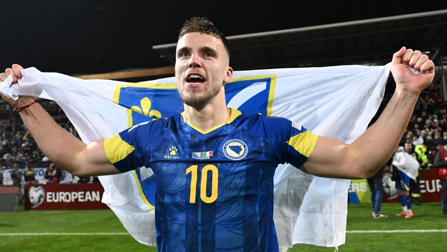 Demirovic îi cinsteşte cu bere pe fanii lui Stuttgart după calificarea Bosniei. Factura va fi una urişă